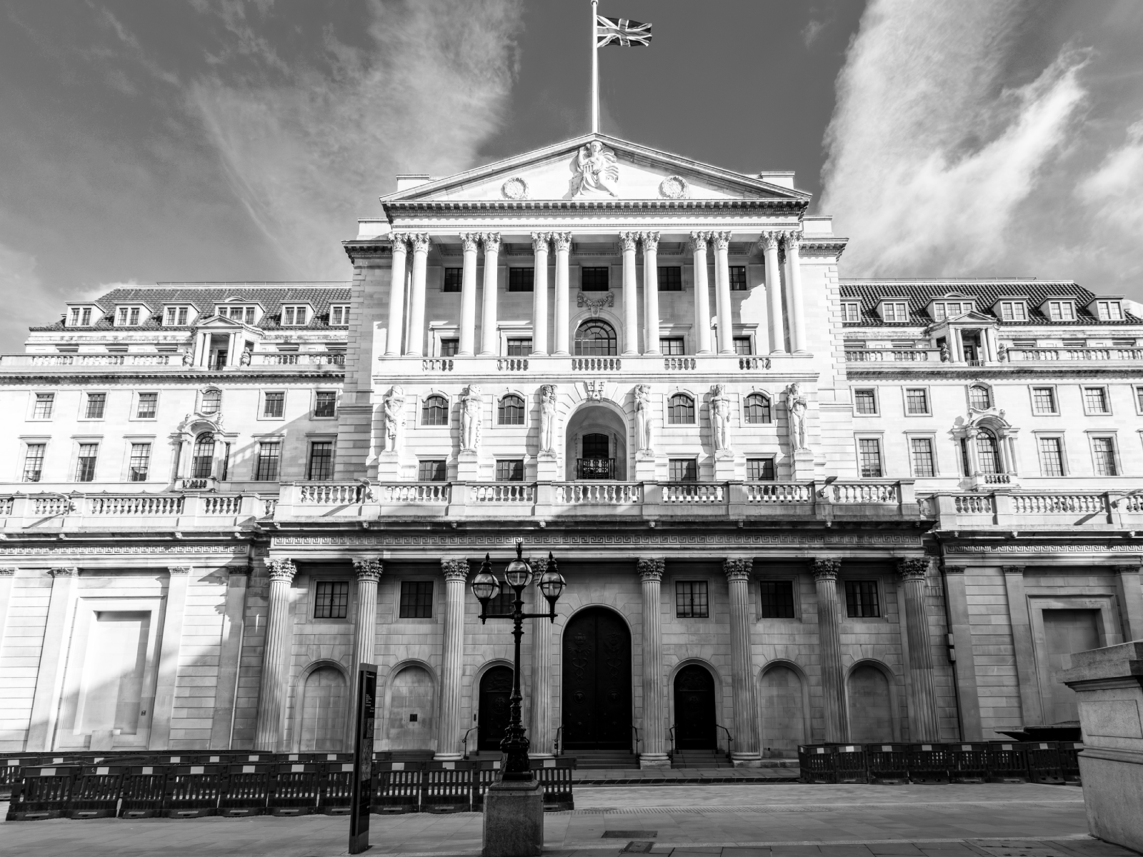 Central Banks: Divergent Monetary Paths Set the Stage for Market Volatility in 2025